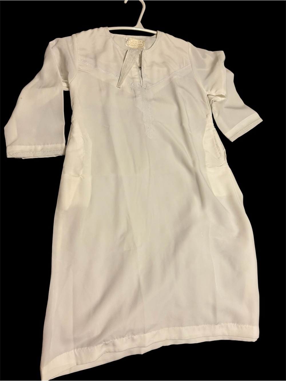 Traditional boys Thob size 4. Fits boy sage 5 or 6
